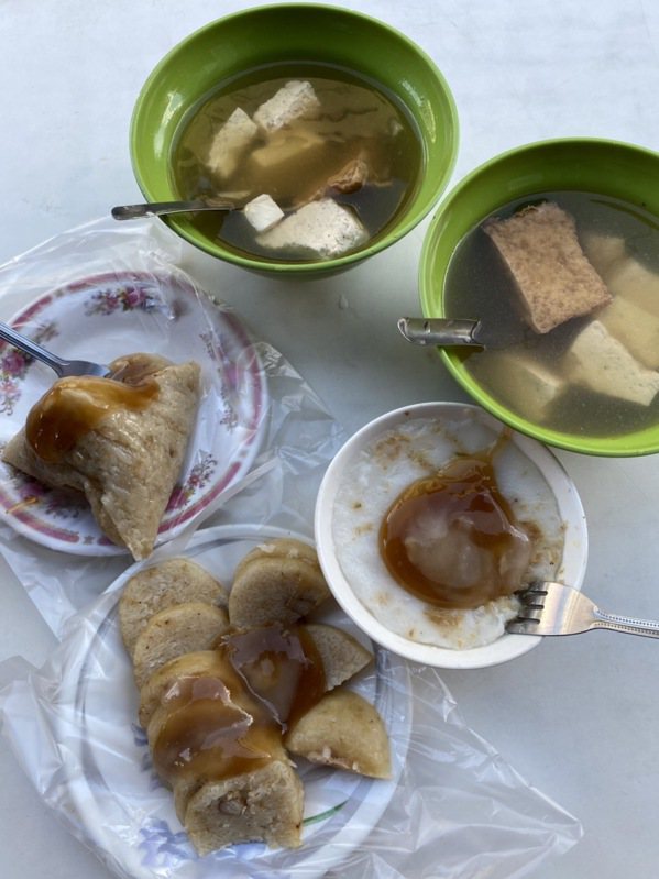 「無名碗粿糯米腸攤」是私房必吃小吃，雖然只賣碗粿、糯米腸、肉粽和味增豆腐湯四樣食...