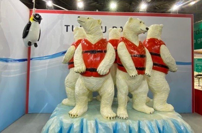 COP26會場內「吐瓦魯國家館」的北極熊與企鵝雕塑。 圖／陳惠萍提供