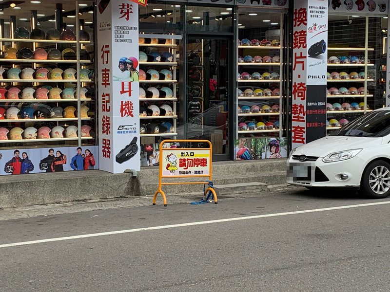 網友發現台灣安全帽店開很多家，但平常看都沒什麼人，好奇到底是什麼原因讓它們能夠屹立不搖。圖／取自爆廢公社公開版