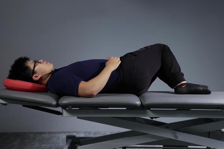 3招改善躺平背痛，第2招腰部運動。 記者許正宏／攝影