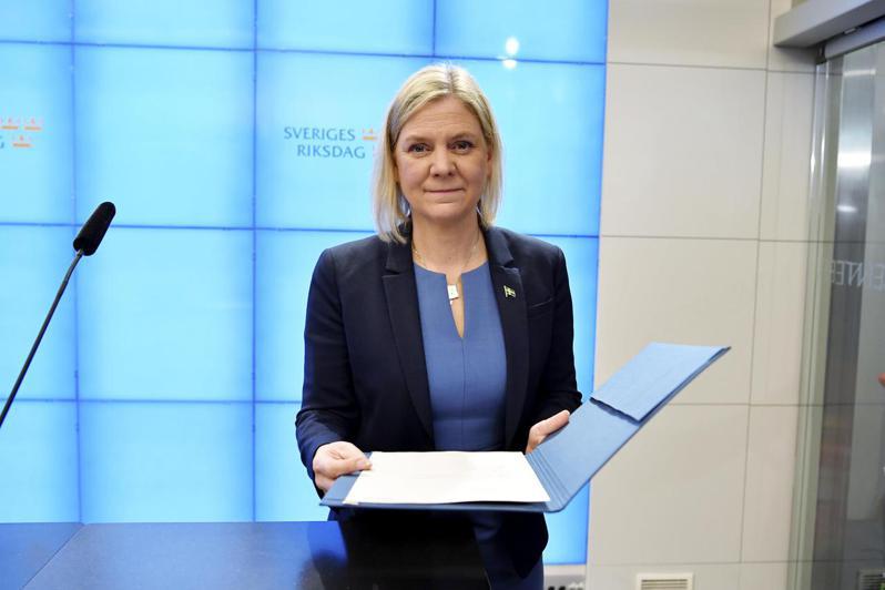 瑞典國會今天投票通過繼續支持社會民主黨領導政府。前總理勒夫文辭職下台後，繼任者社民黨黨魁安德森成為瑞典史上第一位女總理。 歐新社