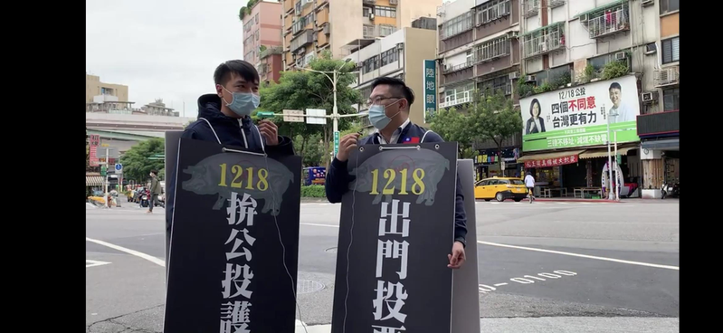 藍營青年田方倫、楊植斗在民進黨「四個不同意」看板前街講。記者劉宛琳／攝影