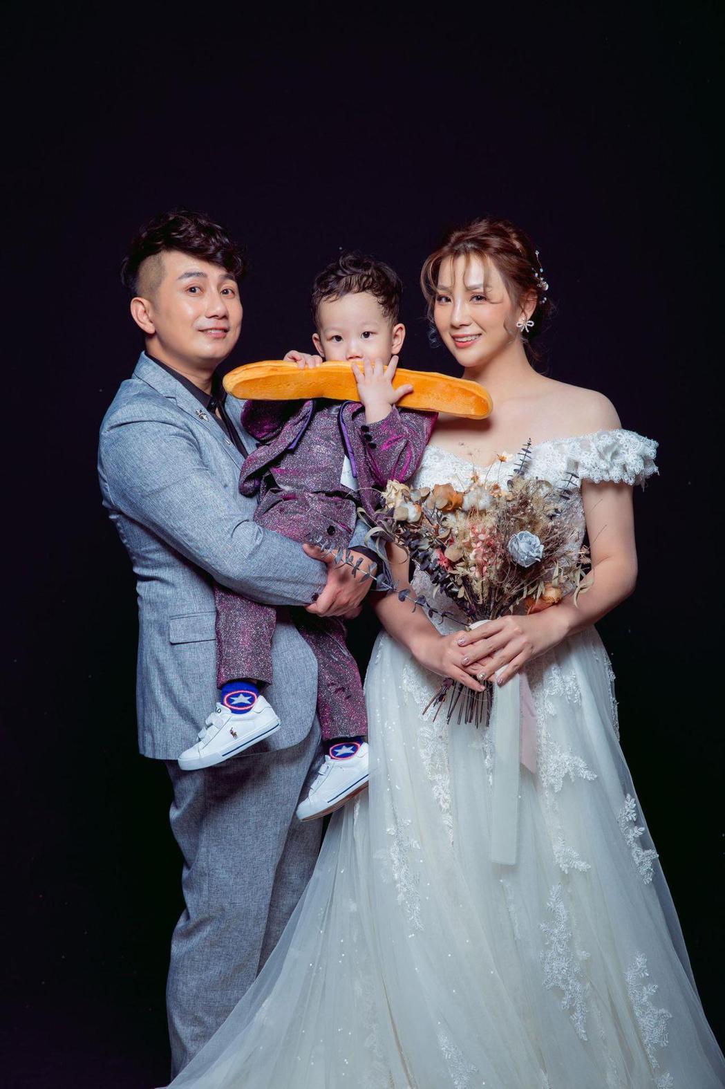 彭正(左)、郭婷筠夫婦帶著兒子「小彭Q」一起拍婚紗照。圖／聖羅雅婚紗提供