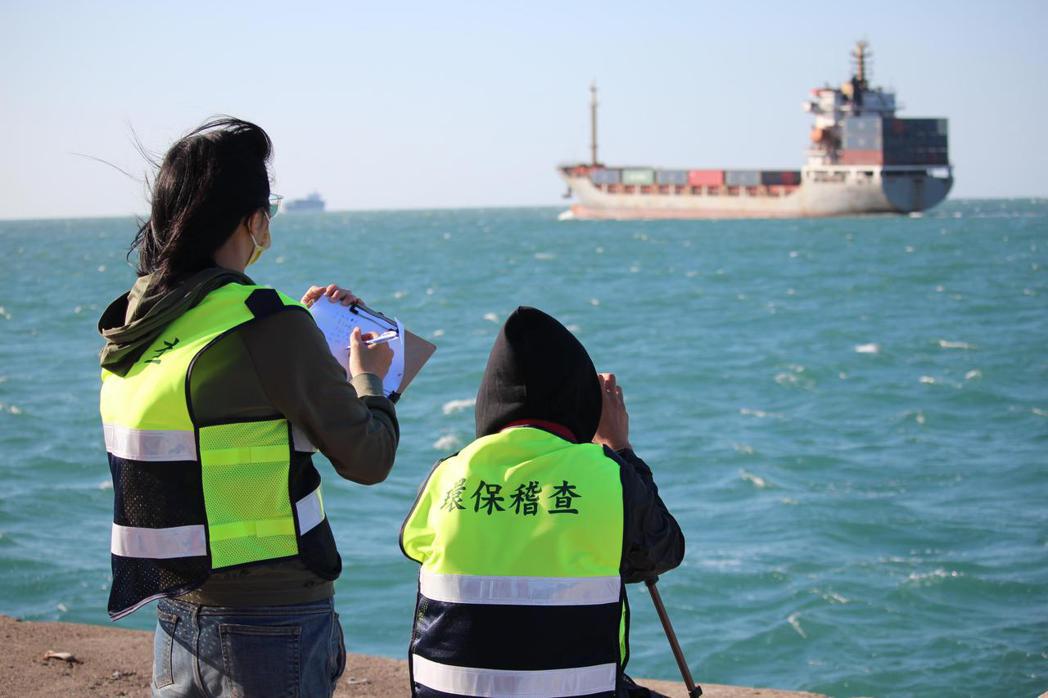 環保局針對台北港區內海上船舶稽查，去年有4880艘次船舶進出港，環保局針對進港船...