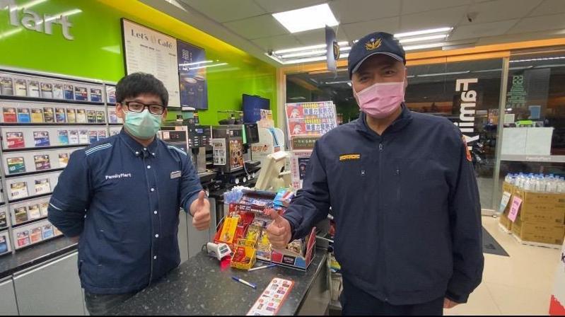 竹北警分局長王立德前往市區的全家便利商店巡守，希望避免犯罪發生。圖／警方提供