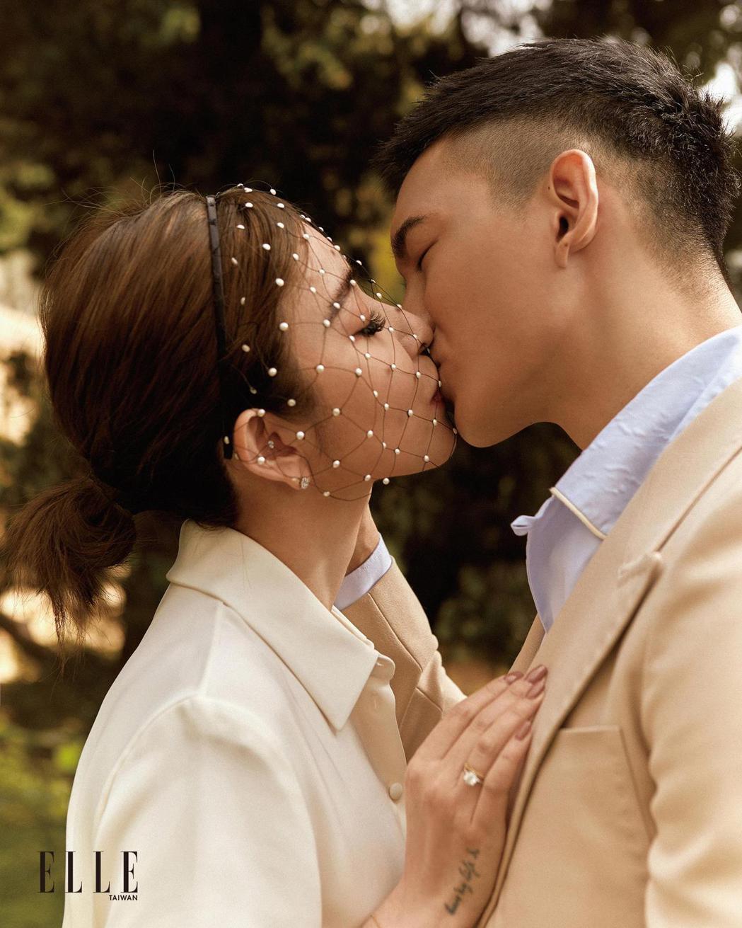 許維恩、王家梁甜蜜親吻，新婚的小倆口甜炸。圖／《ELLE》國際中文版雜誌提供