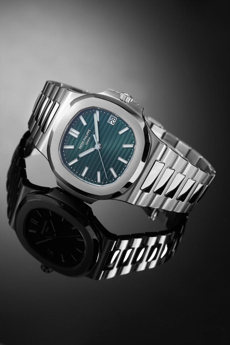邦瀚斯香港鐘表專拍呈獻百達翡麗Nautilus綠面5711/1A-014型號，極罕有全新精鋼自動上鍊鍊帶腕表，估價280萬港元起。圖／邦瀚斯提供