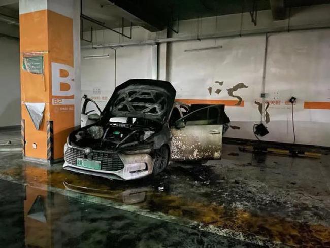 比亞迪電動車在北京發生充電時起火事故，原因待查。取自微博