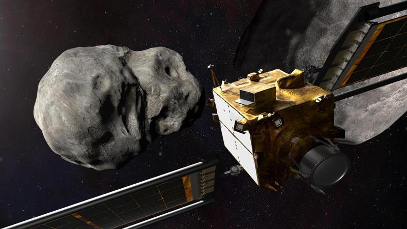 NASA發布畫家繪製的DART太空飛行器即將撞上小行星「迪莫弗斯」的假想圖。歐新社