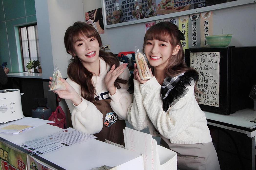 林襄（左）與Yuri兩位啦啦隊女神來到崇義高中擔任一日早餐店員。圖／狼谷娛樂提供