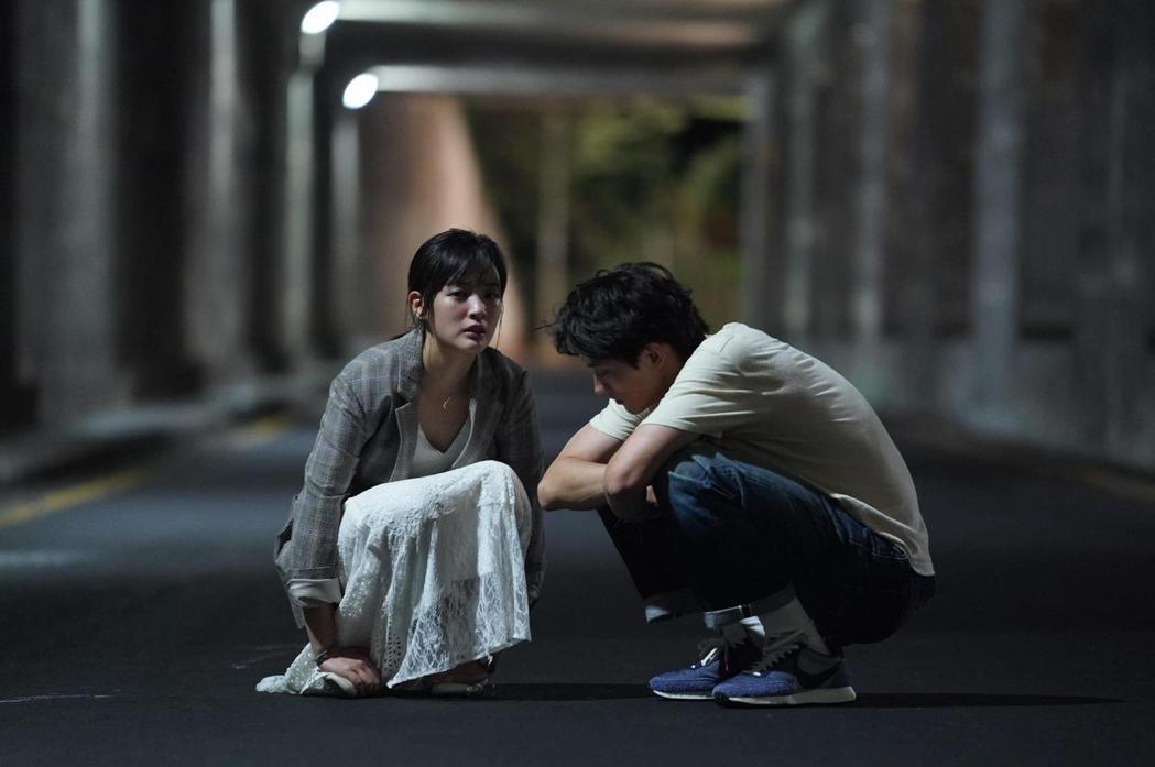 范少勳（右）、王淨主演「比悲傷更悲傷的故事」。圖／Netflix提供