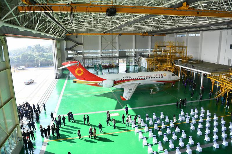 成都航空一架ARJ21飛機停靠在中國商飛國產民機維修基地內。（中新社）