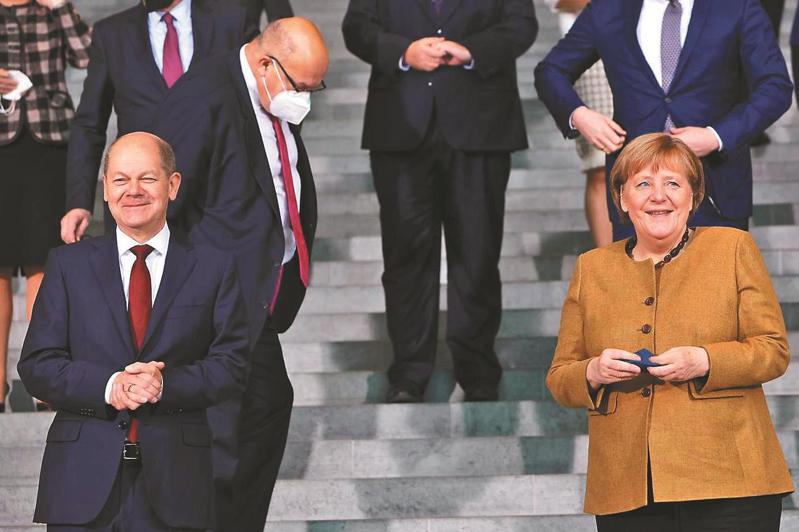 德國財長蕭茲（左）將接替梅克爾，出任德國總理。
 歐新社
