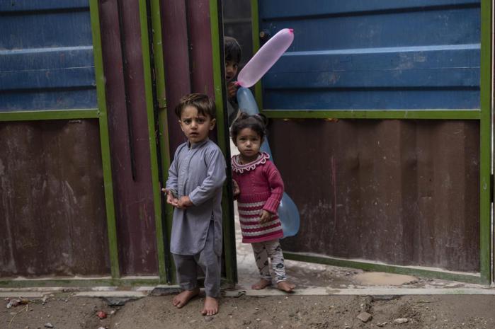 阿富汗日常，孩子們站在他們家門口。 美聯社