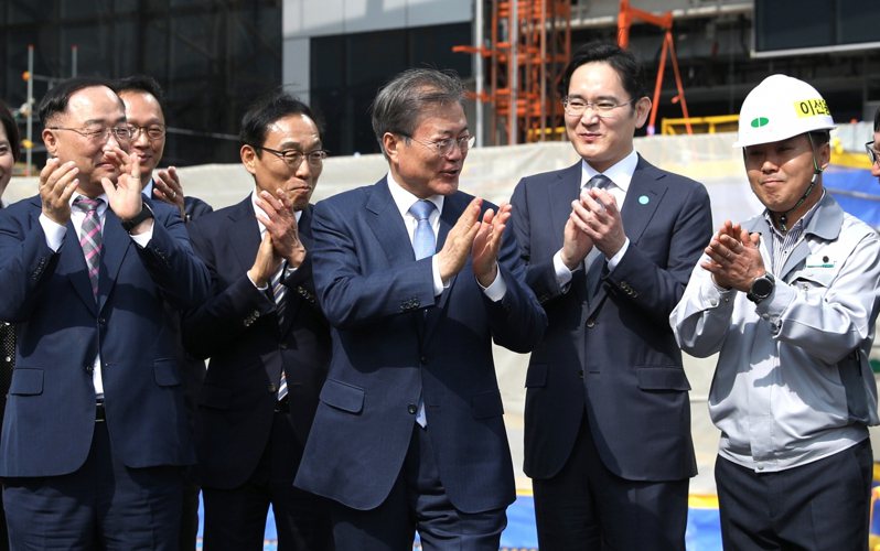 三星電子副董事長李在鎔（右二）與南韓總統文在寅（右三），2019年4月底共同視察三星在京畿道華城市興建的7奈米EUV製程晶圓廠。 三星官網
