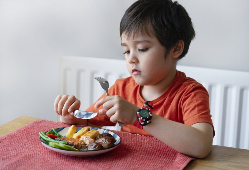 為避免小孩在外吃飯吵鬧，部分父母會利用科技產品轉移注意力。圖為小孩吃飯示意圖。 圖片來源/ingimage