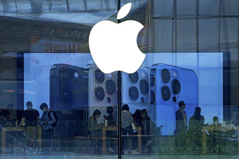 蘋果在新機iPhone 13系列上市熱潮下，帶動當季出貨量季增長24%，拿下逾四成市占率，穩居日本市場龍頭寶座。圖／美聯社