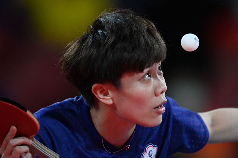 台灣桌球女將鄭怡靜今天在世界桌球錦標賽女單以4比0橫掃英國華裔女將何天天。 法新社