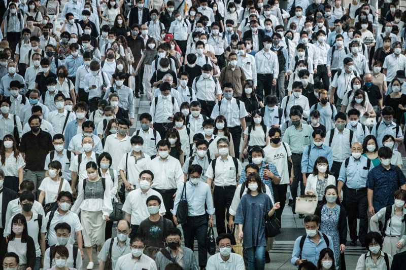 日本民眾在公共場所全都戴上口罩。法新社
