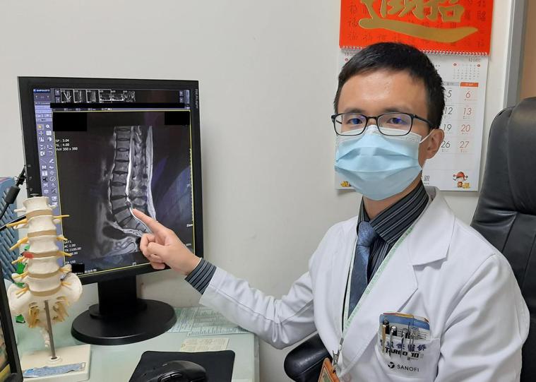 曾威傑醫師表示，坐骨神經痛常發生在常需搬重物或久坐久站者。圖／大千綜合醫院提供