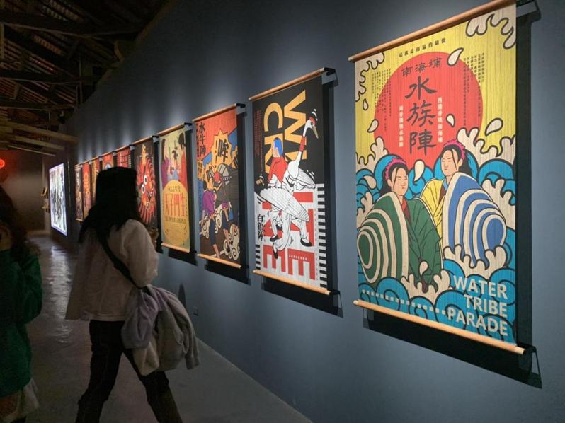青年設計師謝永晟為這次展覽視覺設計操刀，繪製20組用色強烈大膽的視覺意象海報。記者吳淑玲／攝影