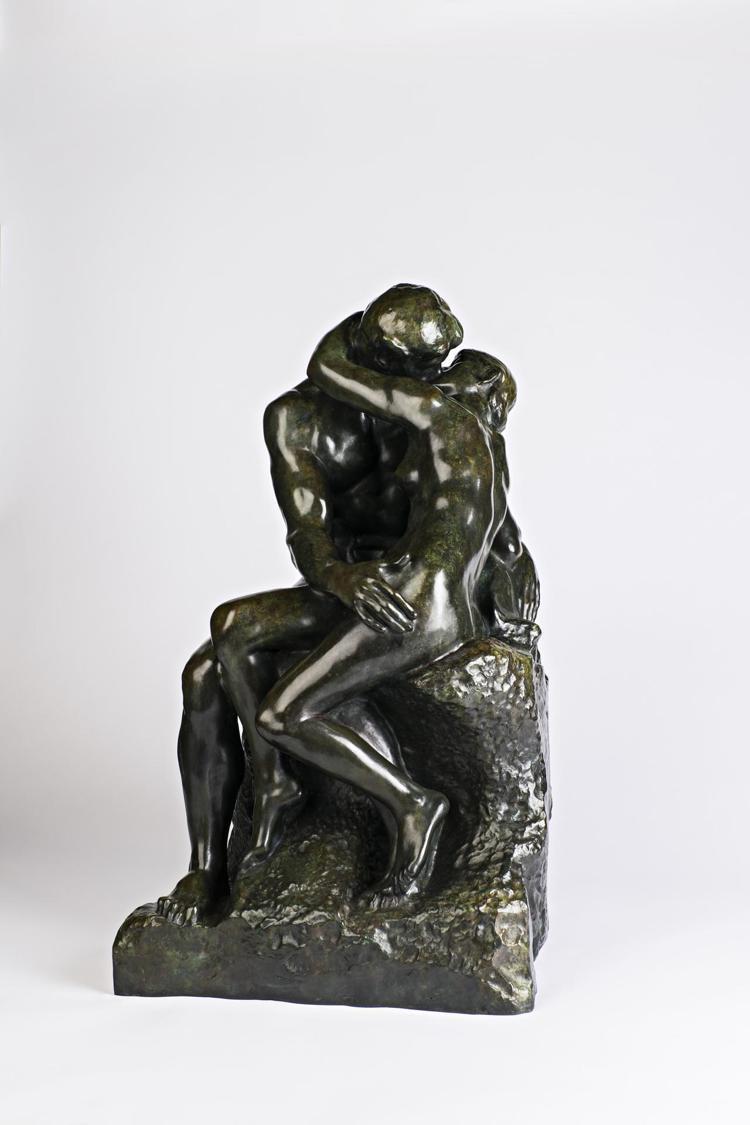 奧古斯特羅丹「吻（縮小版第一版）」，1914年鑄造，71.4 x 43.6 x 45.8公分，估價1,000萬港元起。圖／ 富藝斯提供