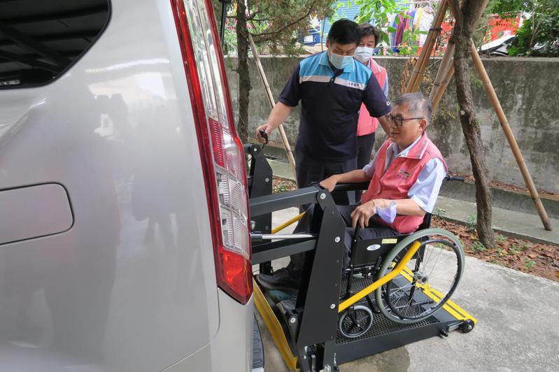 長照福祉車還有升降設備，坐輪椅的身障者也能使用，彰化醫院院長曾孔彥還試乘，直稱對長輩和身障者接送更方便。圖／彰化醫院提供