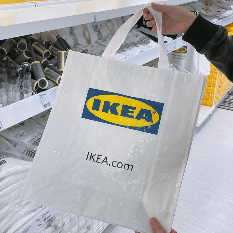IKEA台北城市店－小巨蛋，專屬城市店的KLAMBY購物袋，一個49元。記者劉小...