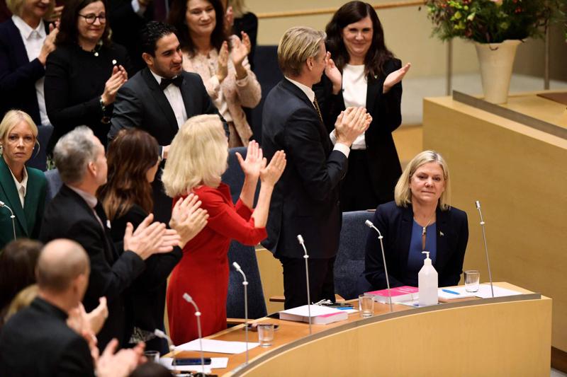 安德森（前排右）24日當選瑞典首位女總理後，國會議員全體起立鼓掌祝賀。法新社