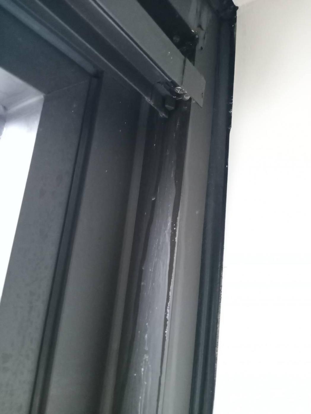 大龍新城從去年3月入住至今至上周仍有民眾住戶家裡窗框仍遇雨滲水，窗框修了6、7次...