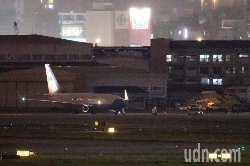 美國跨黨派眾議員今晚訪台，搭乘美國軍機50730抵達台北松山機場，將拜會蔡總統、國防部。記者蘇健忠／攝影