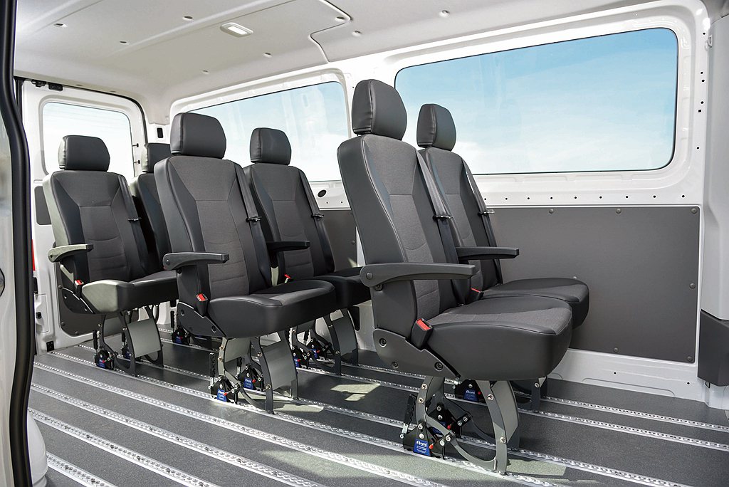 全新福斯商旅Crafter九人座客車無論是中軸平頂或長軸高頂，都配備「聰明變」鋁...