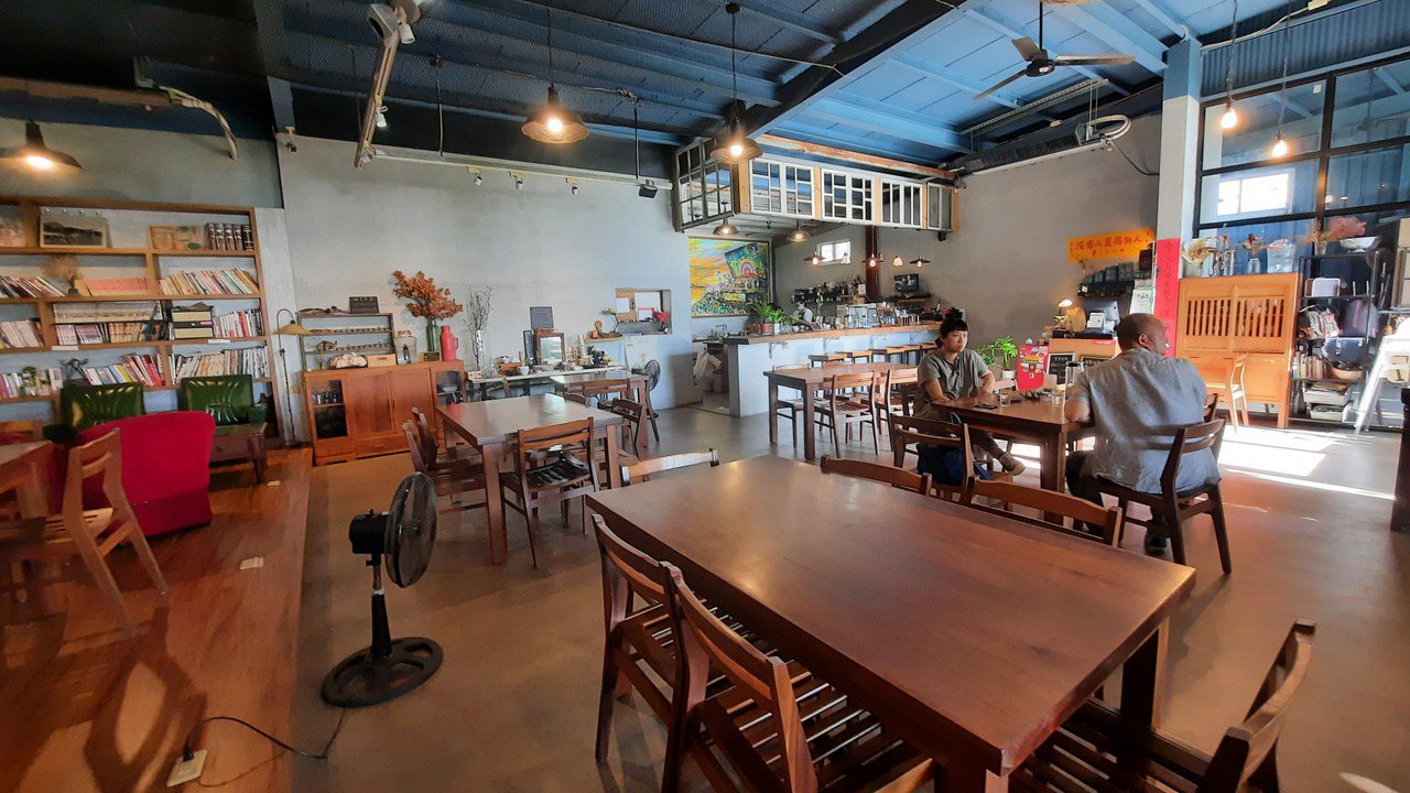 「意滿漁」咖啡餐廳起初是為蚵寮漁村小搖滾籌備會而建造的基地，現在成為文青餐廳。 ...