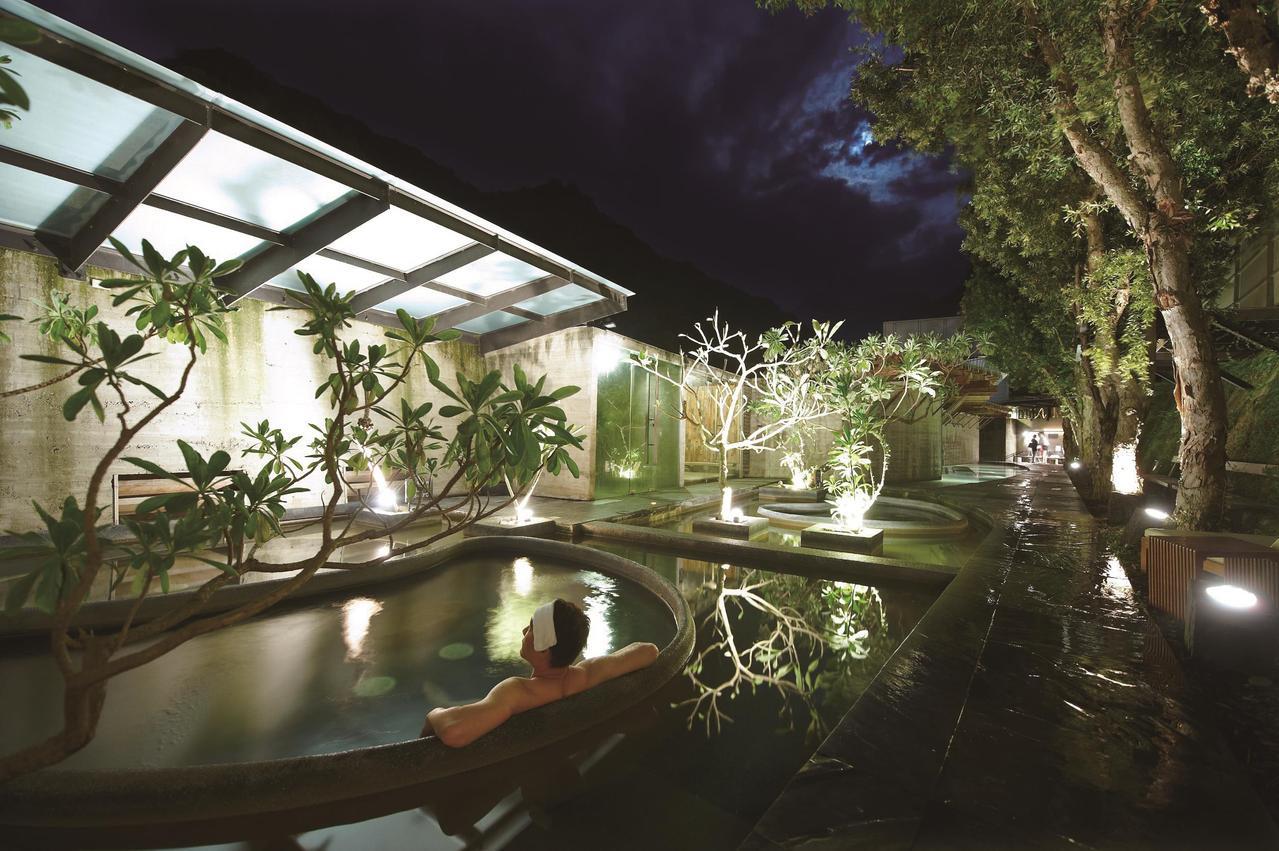 泰安觀止溫泉會館向大自然借景，以樹、石頭及木頭為主元素共構而成的環保綠建築。 圖...