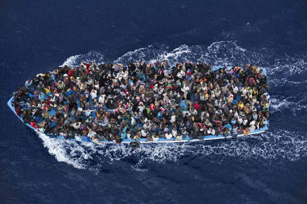 2015年世界新聞攝影獎得主，義大利海軍救出利比亞難民船。 圖／路透社