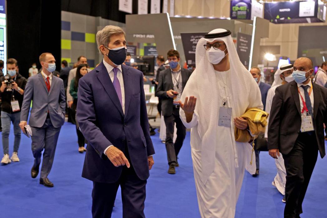 一同參加全球製造業和工業化峰會的美國氣候特使John Kerry（左）和阿聯酋工業部長Sultan al-Jaber。 圖／法新社