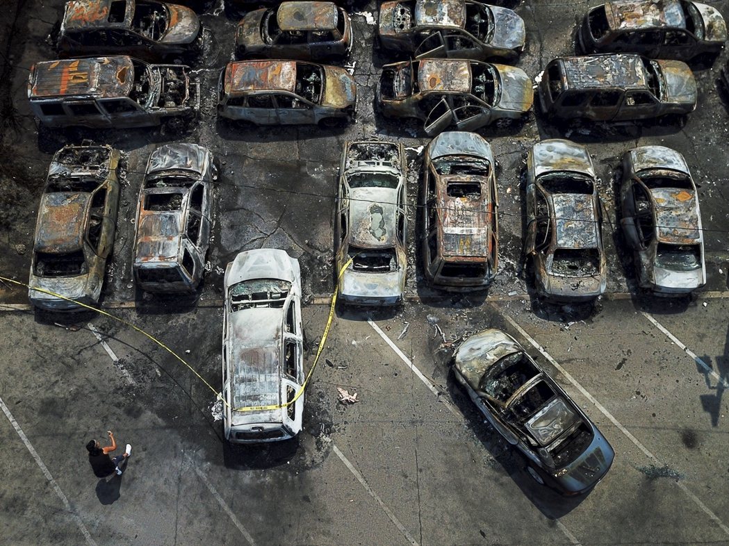 在基諾沙暴亂後遭燒毀的車輛。 圖／美聯社