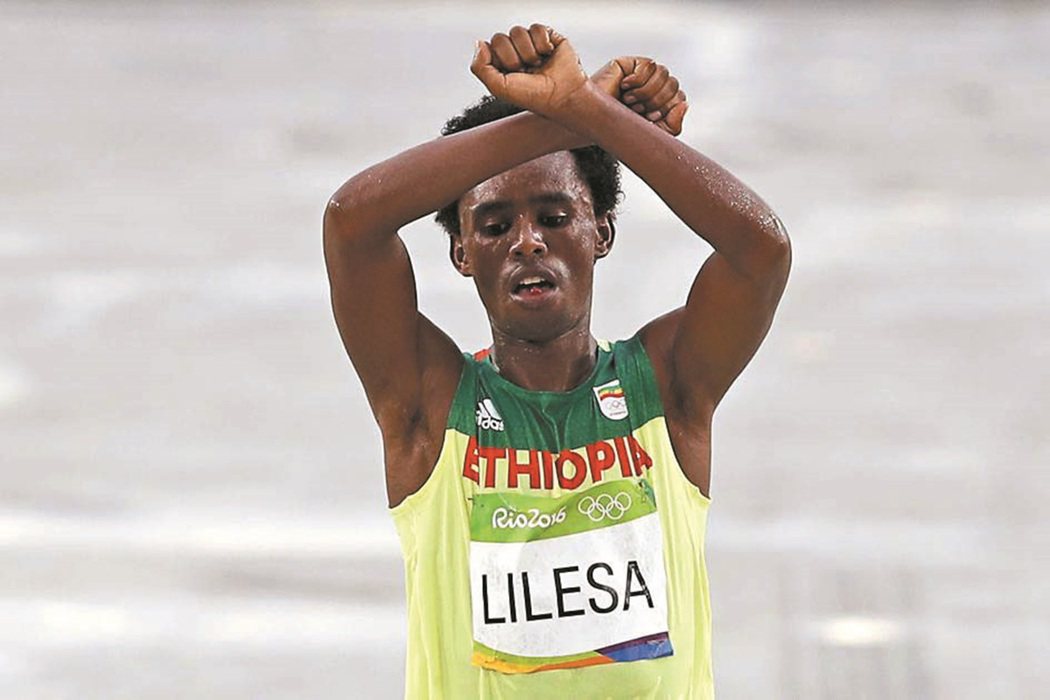 奧運銀牌費伊薩在2016的里約獎台上，曾為聲援「2015衣索比亞人民抗爭」，而在...