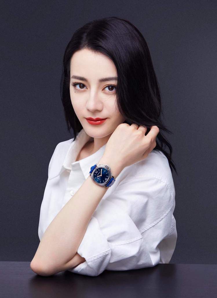 沛納海品牌代言人、中國女星迪麗熱巴也在最新形象視覺中配戴上了PAM01273，展...