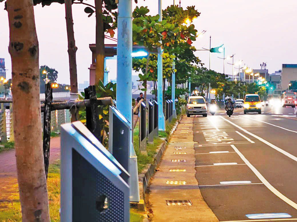 宏碁智通智慧路邊停車系統與臺南市運河河岸景色融合，提供市民自動化、便利的停車計費...