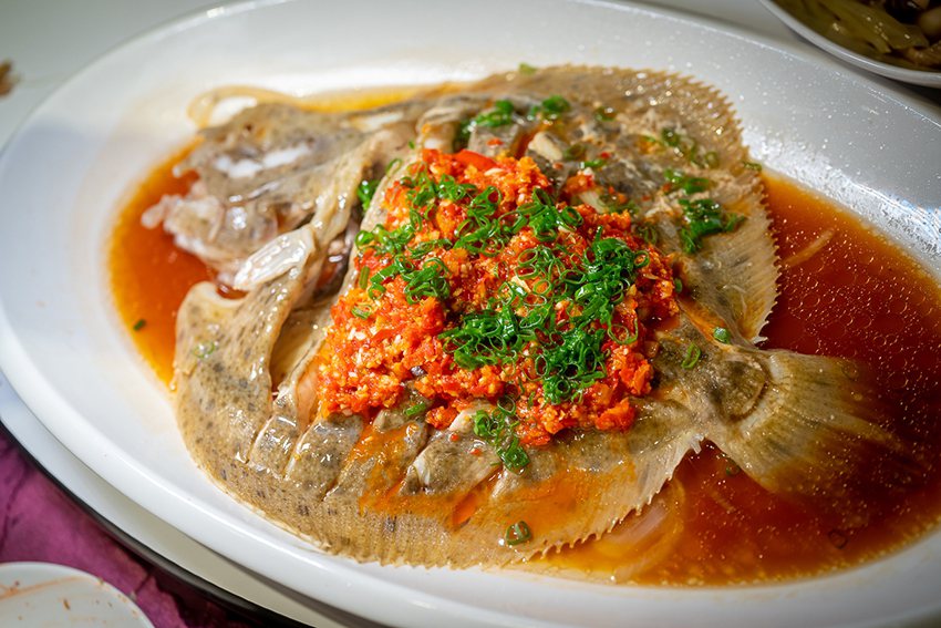 清蒸手法更能吃出濟洲島活比目魚可口的肉質。 韓國農水產食品流通公社/提供