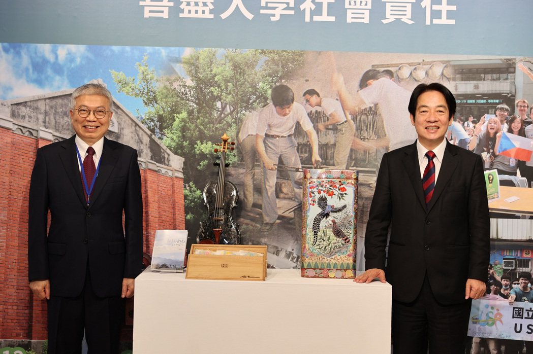 北科大校長王錫福（左）代表北科大致贈紀念品予賴清德副總統。 北科大/提供