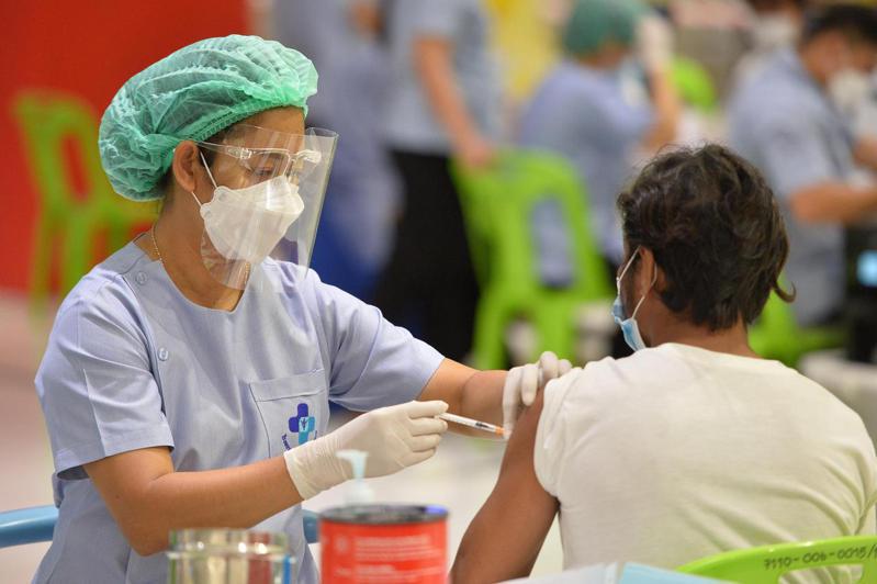 為了吸引更多國際觀光客，泰國政府今天宣布，完整接種疫苗的旅客從12月16日起入境泰國後落地的核酸檢測改為ATK快篩檢測，且旅客不再需要住在旅館一晚。 新華社