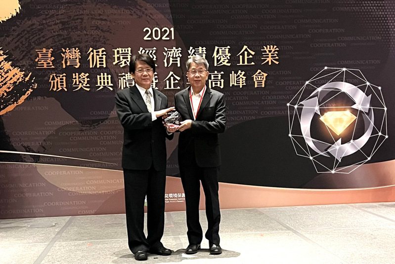 環保署副署長蔡鴻德(左)頒發二星級獎項給力優勢廖總經理