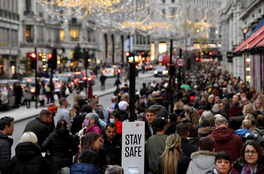 上周末在英國倫敦攝政街上的購物人潮。路透