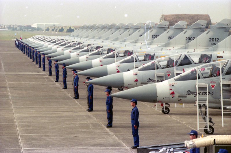 我國「飛龍計畫」向法國採購架幻象機，2000年11月26日空軍在新竹空軍基地舉行第60架接機暨第2個作戰中隊編成點驗典禮。圖／聯合報系資料照片