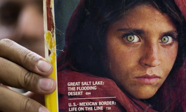 战地摄影师麦凯瑞1985年登上「国家地理杂志」封面的经典照片中，一名中东少女以清澈的「蓝绿色眼睛」凝视读者。时隔多年，义大利政府表示这名女性近期成功逃离阿富汗、目前已抵达义大利。美联社(photo:UDN)