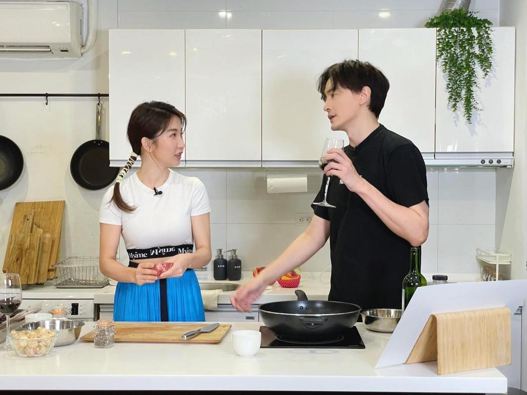 郭書瑤(左)表示有男朋友才會下廚。圖／M.I.E.最大國際娛樂提供
