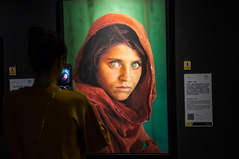 《國家地理》雜誌攝影師麥凱瑞拍攝的1985年6月刊封面「阿富汗女孩」，不僅是阿富汗數十年動亂的代表，也讓這一位十多年來不知名的綠眼少女聲名大噪。路透／Oriental Image