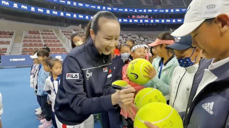 中國大陸女子職業網球選手彭帥，據指攝於21日。圖／取自路透&Twitter/QINGQINGPARIS